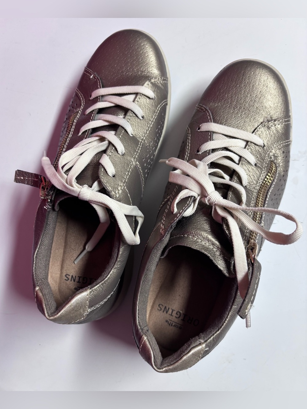 Earth Origins Etta Platinum Metallic Leather Sneakers - Size 7W